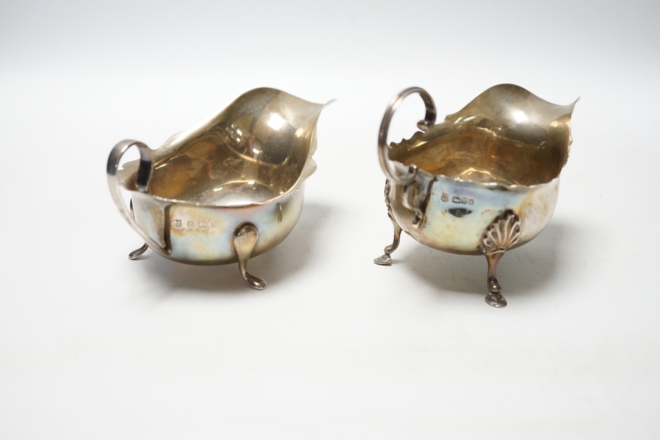 An Edwardian silver sauceboat, Chester, 1903 and a later silver sauceboat, Birmingham, 1936, 6oz.